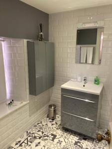 Baño blanco con lavabo y espejo en No. 41 Town House en Inverness