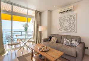 salon z kanapą i stołem w obiekcie Sunny View Castillo Santa Clara w mieście Torremolinos