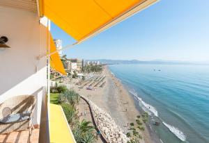 widok na plażę z balkonu budynku w obiekcie Sunny View Castillo Santa Clara w mieście Torremolinos