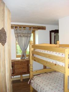 ein Schlafzimmer mit einem Etagenbett und einem Fenster in der Unterkunft Le Chalet De Thalie in Bourg-Saint-Maurice
