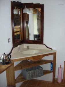 布聖莫里斯的住宿－塔利亞樂小木屋酒店，一间带水槽和镜子的浴室