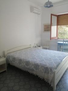 Un pat sau paturi într-o cameră la VillaPietramaccarruna