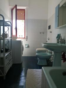A bathroom at VillaPietramaccarruna