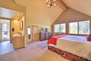 ein Schlafzimmer mit einem großen Bett und einem Waschbecken in der Unterkunft Ski-InandSki-Out Cabin Lift to Brian Head Resort! in Brian Head