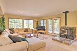 ein Wohnzimmer mit Couch und Kamin in der Unterkunft Ski-InandSki-Out Cabin Lift to Brian Head Resort! in Brian Head