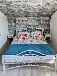 Old Town Apartments في جيكاببيلس: غرفة نوم مع سرير أبيض مع وسائد وردية