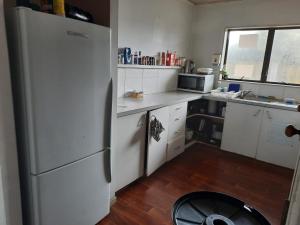 Kuchyň nebo kuchyňský kout v ubytování Papamoa Backpack House
