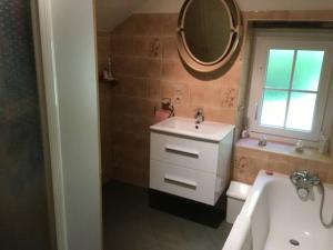 Ένα μπάνιο στο "Rêves de Gamins" Chambre de gauche, 4 couchages dans gîte de campagne "La Camusière", proche du Pôle Européen et du circuit des 24h +20 φωτογραφίες