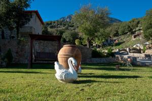 Lílaia的住宿－Lilea Chalet，一只鸭子坐在草上雕像