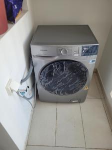 una lavadora y secadora en una esquina de una habitación en Plage des nations bouknadel sale, en Sale