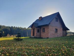 Ein altes Haus auf einem Hügel auf einem Feld in der Unterkunft Kartkówka in Unichowo