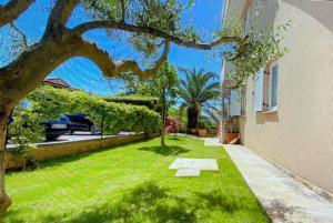 Ein Garten an der Unterkunft Apartman Hola