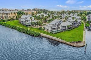 een luchtzicht op een resort op het water bij Siesta Bayside Condo in Siesta Key