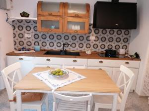una cocina con una mesa con un bol de fruta. en Casa del Mare Appartamento Bucceri Salvatore, en Letojanni