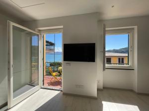 un soggiorno con TV a schermo piatto a parete di Casa Irene terrazza vista mare e garage a Portovenere