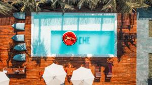uma vista superior de uma piscina com guarda-sóis em Che Bacalar Hostel & Bar Adults Only em Bacalar