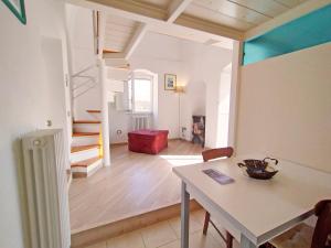 uma sala de estar com uma mesa e uma escada em La Casa Di Gio' em Matera