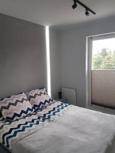 Llit o llits en una habitació de Apartamenty Limanowskiego