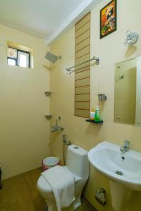 uma casa de banho com um WC e um lavatório em Blue Bell Cochin Airport Hotel em Nedumbassery