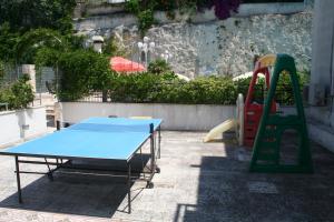 un parque infantil con una mesa y un tobogán en Hotel Timiama, en Peschici