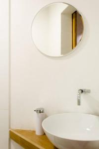 ein Badezimmer mit einem weißen Waschbecken und einem Spiegel in der Unterkunft Very Special Place Apto in Guatemala