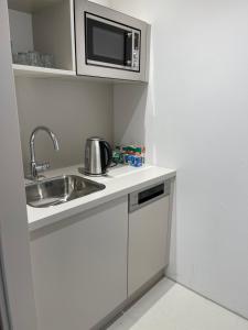 Una cocina o cocineta en Hotel AT HOME - late arrival self check in