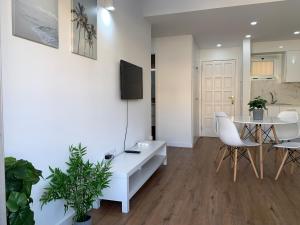 TV a/nebo společenská místnost v ubytování FANTASTIC APARTMENT. LOS CRISTIANOS. FREE WIFI.