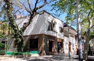 um edifício branco ao lado de uma rua em CASA ARISTIDES em Mendoza