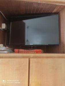 TV de pantalla plana en la parte superior de un armario en Casa del Menegotto, en Rapallo