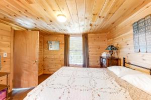um quarto com uma cama grande num quarto de madeira em Wiggin Stream Camp em Greenville