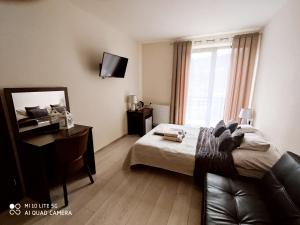 une chambre avec un lit, un bureau et une fenêtre dans l'établissement Willa Raj, à Wisła