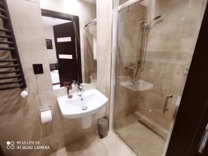 Salle de bains dans l'établissement Willa Raj