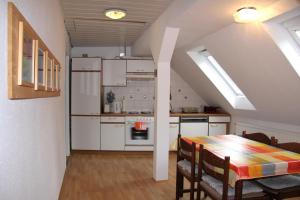 コッヘムにあるApartment Sonnenscheinのキッチン、ダイニングルーム(テーブル、椅子付)