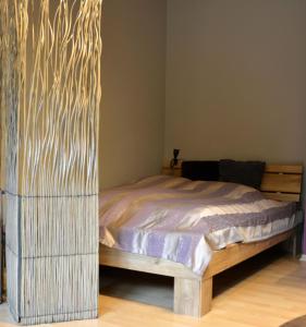 a bedroom with a bed with a wooden frame at Ferienwohnung im Storkenbusch in Beckingen