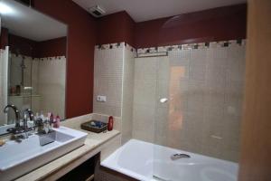 A bathroom at Ático Anllóns Még 37 kép