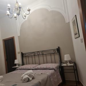 1 dormitorio con 1 cama con 2 toallas en Casa Romeo, en Adrano
