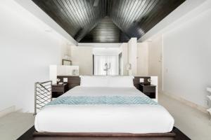 Gulta vai gultas numurā naktsmītnē SulMare at Taylor Bay Luxury villas
