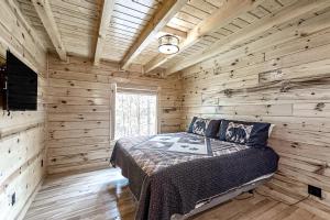 um quarto com uma cama num chalé de madeira em Lucky Star em Gatlinburg