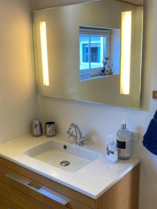 Ванная комната в A Vesterhav - tæt på 18b og hotel