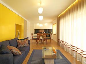 a living room with a couch and a table at Casa de Mellares in Melres