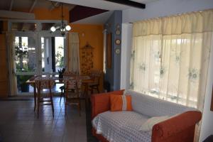 - un salon avec un canapé et une table dans l'établissement dolce casa, à San Clemente del Tuyú