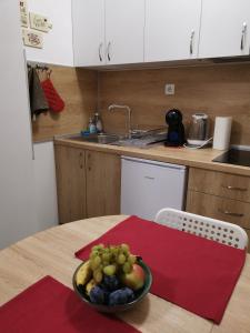 Cuisine ou kitchenette dans l'établissement 4 Seasons apartments, A2