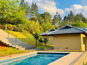 una casa con piscina en un patio en Langalanga on the mountain bend en Tzaneen