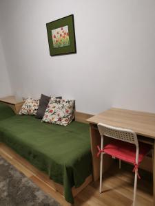 uma cama com uma secretária, uma mesa e uma cadeira em 4 Seasons apartments, A2 em Plovdiv