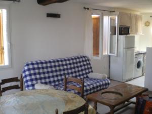 un soggiorno con divano e tavolo di Les Cigales d'Estoublon a Estoublon
