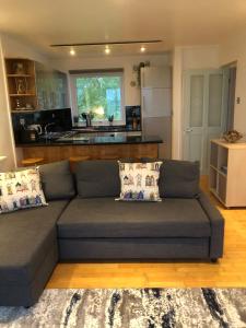 a living room with a couch and a kitchen at Gwêl y Fenai in Y Felinheli