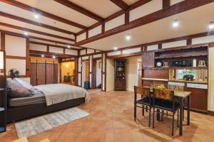 a bedroom with a bed and a desk in a room at Entspannung Pur in Herford