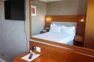 a hotel room with a bed and a mirror at The Park Hotel in Liverpool
