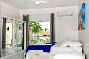 - une chambre avec un lit et une grande fenêtre dans l'établissement Casa De Verão, à Arraial d'Ajuda