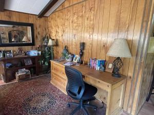 - un bureau avec une lampe et une chaise dans la chambre dans l'établissement Sedona Room Homestay - Thunder Mountain, à Sedona